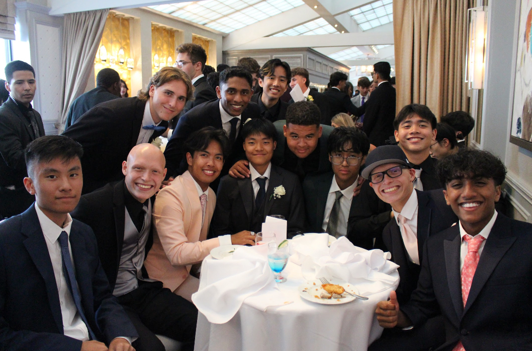 Seniors sit with friends and enjoy appetizers during cocktail hour.